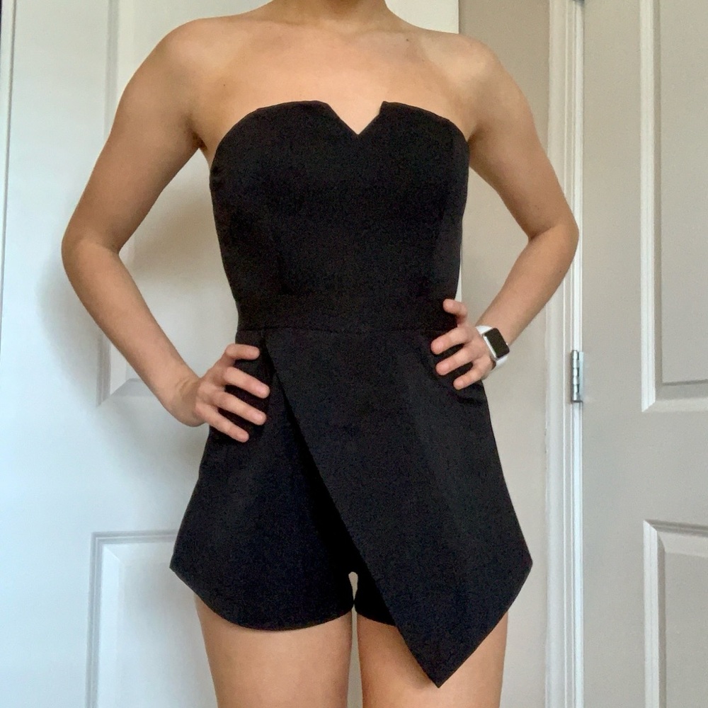 Sexy black asymmetrical romper with cutout sweetheart neckline 🖤